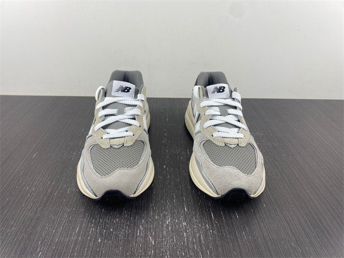 new Ba1an*e 57/40 grey day m5740ta