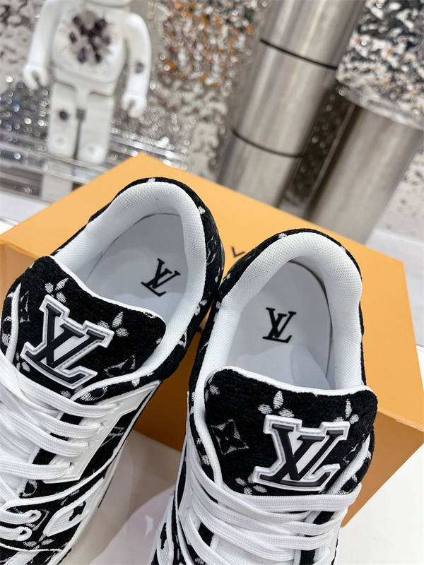 LV027