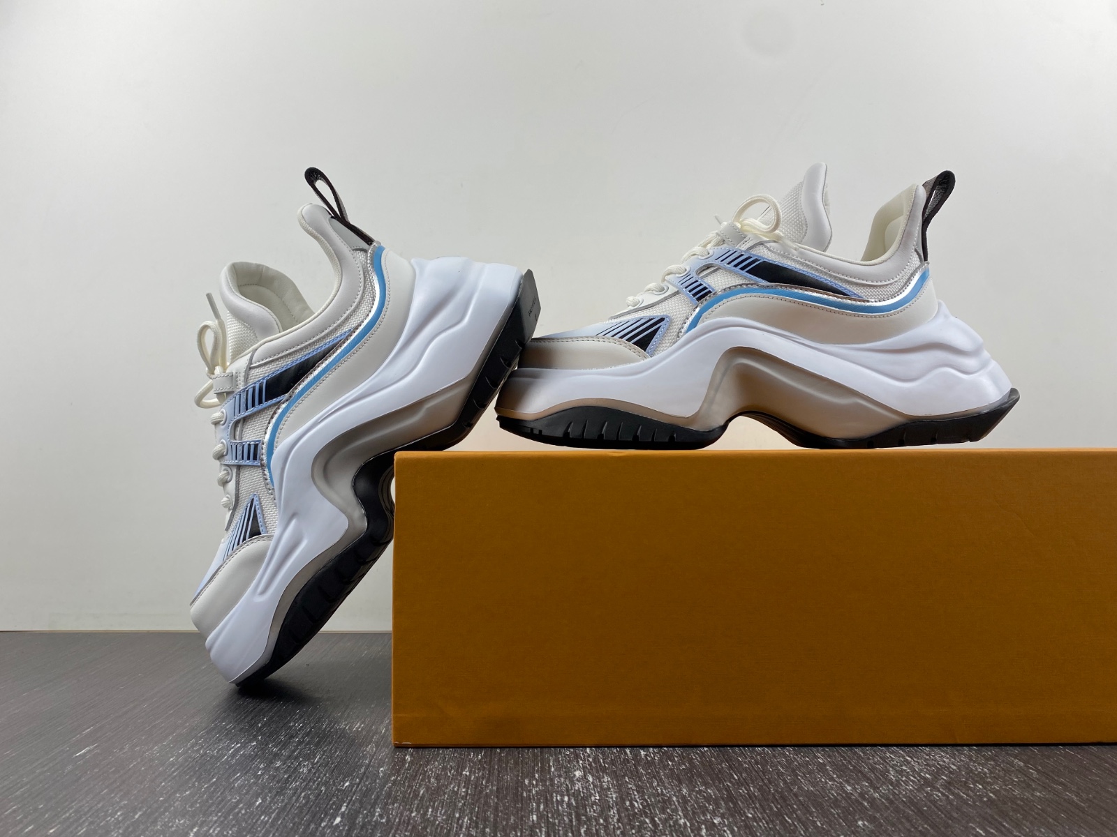 1 Vvtt0n archlight sneakers lv 2