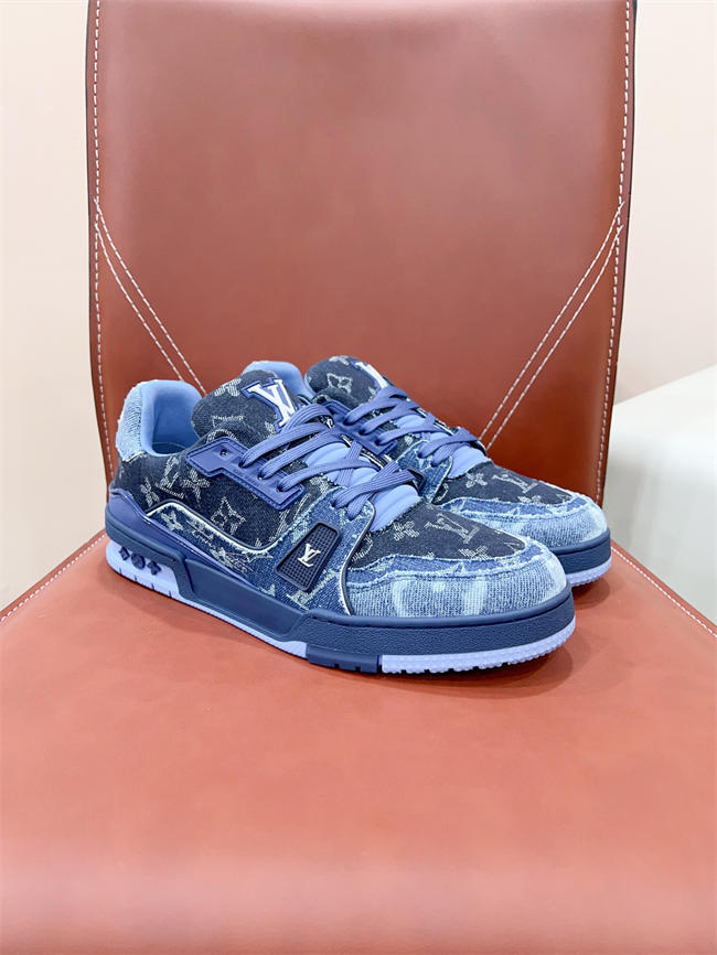 Lv Trainer Sneaker 44